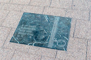 Gdansk, Polonya - 31 Temmuz 2021: Bogdan Sypka 'nın 15 Aralık 1970 tarihinde öldürüldüğü anma plaketi.