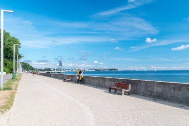 Gdynia, Polonya - 1 Ağustos 2021: Güneşli bir günde Gdynia 'da deniz kenarında gezinti.