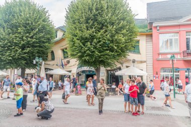 Sopot, Polonya - 1 Ağustos 2021 Ulica Bohaterow Monte Cassino (Monte Cassino Kahramanları) ile Sopot 'taki Eğri Ev.