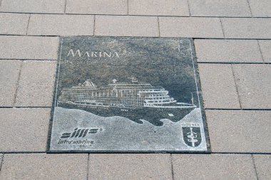 Gdynia, Polonya - 1 Ağustos 2021: Yolcu Yolcu Yolcuları Geçidi 'nde Gdynia' ya giden Marina Plaketi.