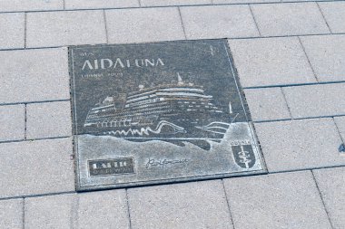 Gdynia, Polonya - 1 Ağustos 2021: Gdynia 'yı ziyaret eden yolcu gemilerinin geçidi AIDAluna plaketi.
