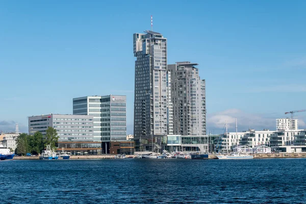 Gdynia, Polonya - 1 Ağustos 2021: İki kulelik gökdelen Deniz Kuleleri Gdynia kıyısı üzerinde karışık kullanımlı bir kompleks.