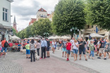 Sopot, Polonya - 1 Ağustos 2021: Monte Cassino Caddesi Kahramanları 'nda yaz günü yürüyen insanlar.