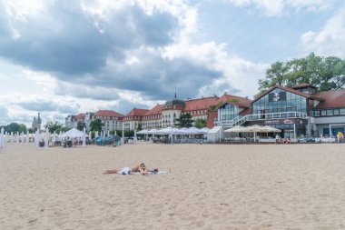 Sopot, Polonya - 1 Ağustos 2021: Baltık Denizi üzerindeki Sopot şehir plajı.