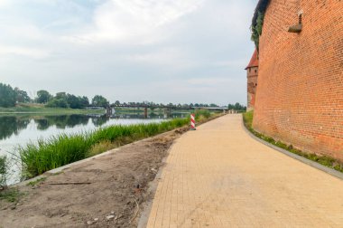 Nogat nehri ve Malbork Kalesi arasında bir yer..