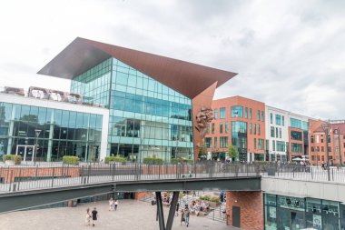 Gdansk, Polonya - 1 Ağustos 2021: Bulutlu bir günde Gdansk şehir merkezinde bir alışveriş merkezi.