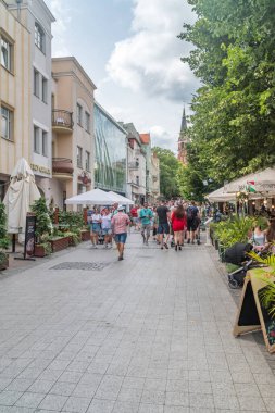 Sopot, Polonya - 1 Ağustos 2021: St. George Kilisesi 'ne doğru Ulica Bohaterow Monte Cassino (Monte Cassino Kahramanları) manzarası.