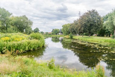 Mlynski Subislawa göleti Gdansk, Polonya 'da bulutlu bir günde.