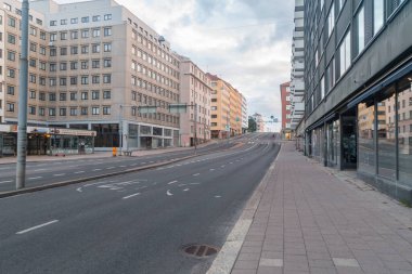 Turku, Finlandiya - 5 Ağustos 2021: Turku 'da sabah saatlerinde boş sokak.