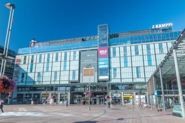 Helsinki, Finlandiya - 5 Ağustos 2021: Kamppi Merkezi, Helsinki 'nin merkezindeki Kamppi bölgesinde kompleks.