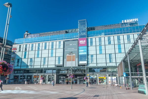Helsinki, Finlandiya - 5 Ağustos 2021: Kamppi Merkezi, Helsinki 'nin merkezindeki Kamppi bölgesinde kompleks.