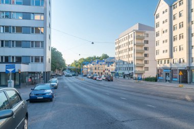Turku, Finlandiya - 4 Ağustos 2021: Nylandsgatan Caddesi, Turku 'nun ana caddelerinden biri.