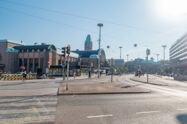 Helsinki, Finlandiya - 5 Ağustos 2021: Sokak ve karayolu Kaivokatu.