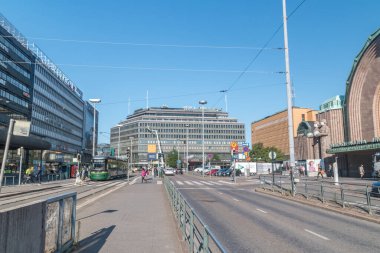 Helsinki, Finlandiya - 5 Ağustos 2021: Rautatieasema tramvayı ile Kaivokatu Caddesi. Helsinki şehir merkezi.