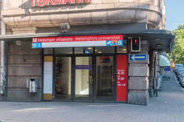 Helsinki, Finlandiya - 5 Ağustos 2021: Helsingin Yliopisto metro istasyonuna giriş.
