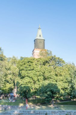 Turku, Finlandiya - 4 Ağustos 2021: Turku Katedrali Ağaçları ve Kulesi.