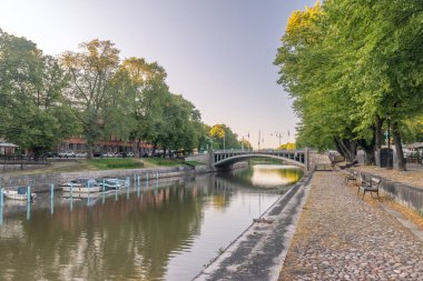 Turku, Finlandiya - 4 Ağustos 2021: Öğleden sonra Aura nehrinin güzel sakin manzarası.