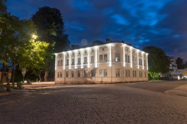 Turku, Finlandiya - 5 Ağustos 2021: Geceleri Reuter binası.