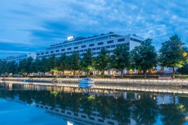 Turku, Finlandiya - 5 Ağustos 2021: Turku sabah erken saatlerde arka planda Radisson blu oteli ile Aura nehrinin seti manzarası.