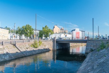 Helsinki, Finlandiya - 5 Ağustos 2021: Katajokka Kanalı Katajokka Adası 'ndan görüldü.