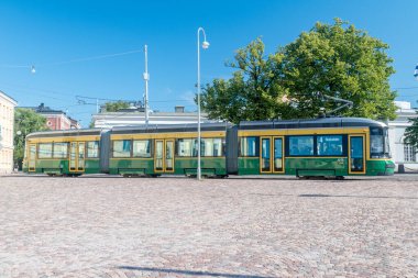 Helsinki, Finlandiya - 5 Ağustos 2021: Helsinki kentindeki toplu taşımacılık elektrikli tramvayının görüntüsü.