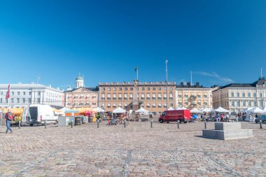 Helsinki, Finlandiya - 5 Ağustos 2021: Pazar Meydanı (Fince: Kauppatori).