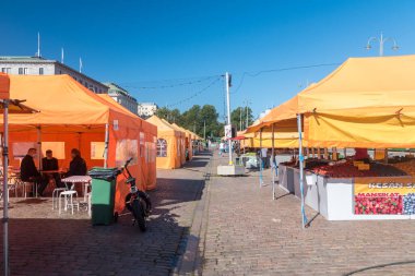 Helsinki, Finlandiya - 5 Ağustos 2021: Pazar Meydanı 'ndaki gıda bölümü (Fince: Kauppatori).