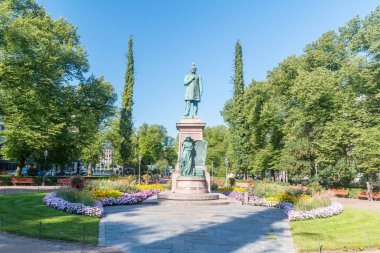 Helsinki, Finlandiya - 5 Ağustos 2021: Finlandiya 'nın ulusal şairi Johan Ludvig Runeberg' in Esplanadi Park Avenue 'deki heykeli.