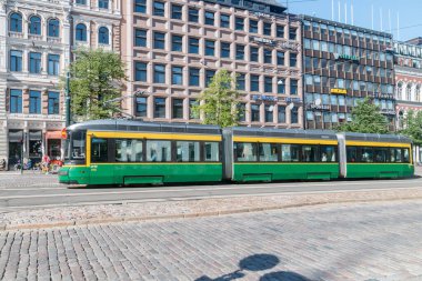 Helsinki, Finlandiya - 5 Ağustos 2021: Helsinki 'de yeşil toplu taşıma tramvayı.