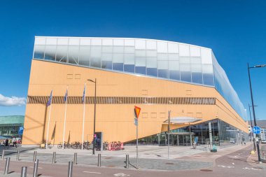 Helsinki, Finlandiya - 5 Ağustos 2021: Helsinki Merkez Kütüphanesi Oodi. Oodi adında yeni Helsinki kütüphanesi.