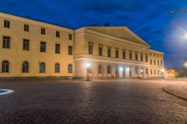 Turku, Finlandiya - 5 Ağustos 2021: Turku, Finlandiya 'daki Eski Akademi Binasına Gece Görüşü (Fince: Akatemiatalo).