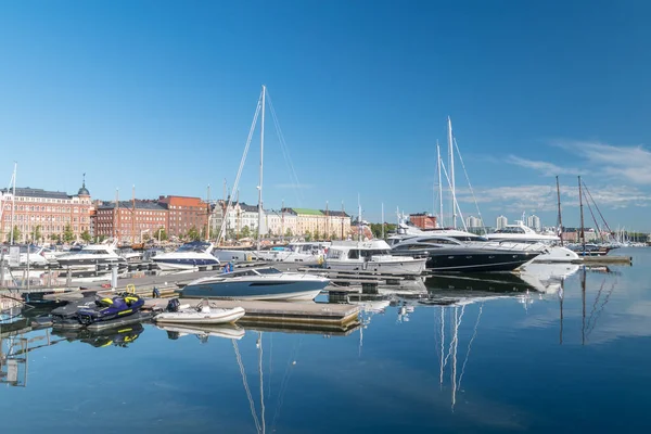 Helsinki Finlandiya Ağustos 2021 Pohjoisranta Yakınlarındaki Marinada Yelkenli Tekne Tekneler — Stok fotoğraf