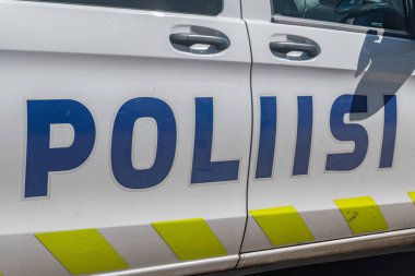 Helsinki, Finlandiya - 5 Ağustos 2021: Polis arabasında Finlandiya polisi imzası. Poliisi, bitirme dilinde polis demektir..