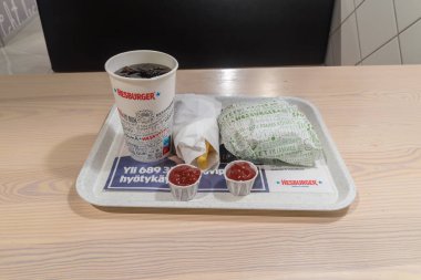 Helsinki, Finlandiya - 5 Ağustos 2021: Hesburger fast food menüsü kola, patates kızartması ve hamburger.