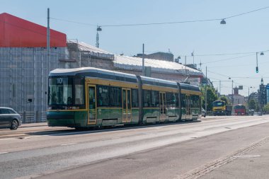 Helsinki, Finlandiya - 5 Ağustos 2021: Helsinki caddesinde yaz günü modern tramvay.