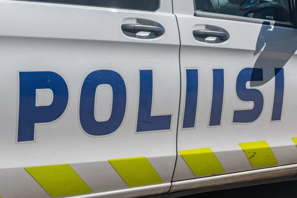 2021年8月5日 芬兰赫尔辛基 芬兰警察在警车上签字 Polisi的芬兰语意思是警察 — 图库照片