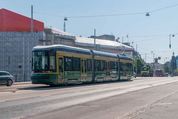 Helsinky Finsko Srpna 2021 Moderní Tramvaj Ulicích Helsinek Letní Den — Stock fotografie