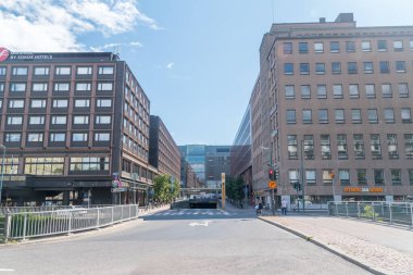 Helsinki, Finlandiya - 5 Ağustos 2021: Kamppi yeraltı otobüs terminaline giriş.