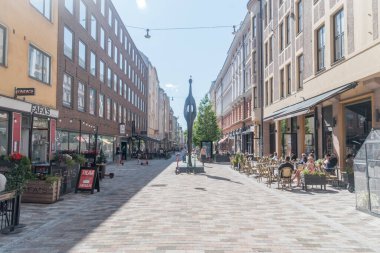 Helsinki, Finlandiya - 5 Ağustos 2021: Iso Roobertinkatu, ıslık çalan bir sanat eseridir..