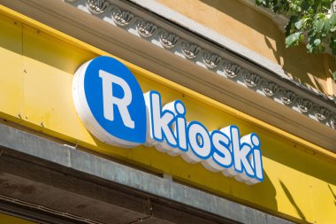 Helsinki, Finlandiya - 5 Ağustos 2021: Reitan Mağazaları 'nın bir parçası olan ve Reitan Grubu' nun sahibi olduğu R-kioski market zinciri logosu.