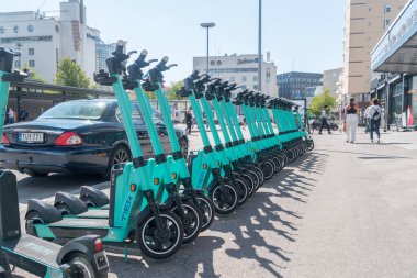 Helsinki, Finlandiya - 5 Ağustos 2021: Helsinki şehir merkezinde Tier scooterlar.