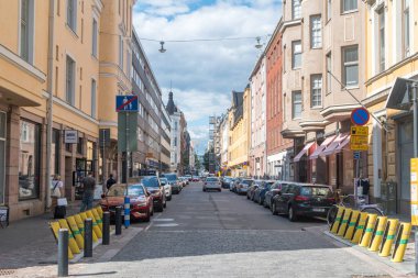 Helsinki, Finlandiya - 5 Ağustos 2021: Helsinki 'nin Mannerheimintie caddesi boyunca Annankatu Caddesi.