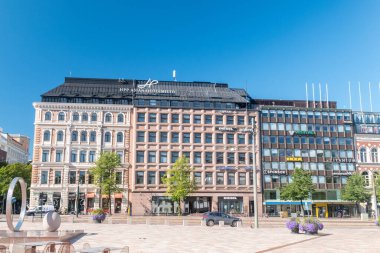 Helsinki, Finlandiya - 5 Ağustos 2021: Helsinki şehir merkezinde Mannerheimintie Caddesi mimarisi.