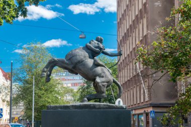 Helsinki, Finlandiya - 5 Ağustos 2021: Arcum Apollo ile ilgilenmektedir. Apollo 'nun bronz heykeli yayıyla zıplayan bir atın üstünde.