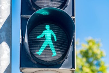 Helsinki, Finlandiya 'da yeşil yaya trafik ışığı.