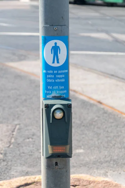 フィンランド ヘルシンキ2021年8月5日 歩行者用信号機ボタン — ストック写真