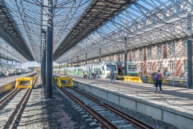 Helsinki, Finlandiya - 5 Ağustos 2021: Helsinki Tren İstasyonu Platformu.