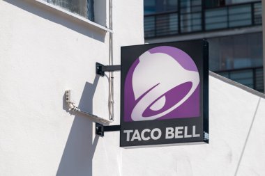 Helsinki, Finlandiya - 5 Ağustos 2021 Taco Bell fast food restoranı. Taco Bell, Irvine, Kaliforniya merkezli bir fast food restoran zinciri..