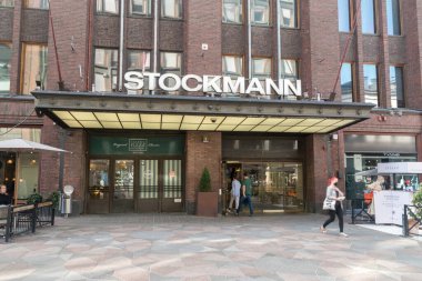 Helsinki, Finlandiya - 5 Ağustos 2021: Stockmann Alışveriş Merkezi.