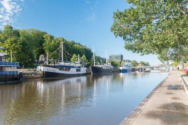 Turku, Finlandiya - 6 Ağustos 2021: Aurajoki Nehri üzerinde gemilerle yaz manzarası.